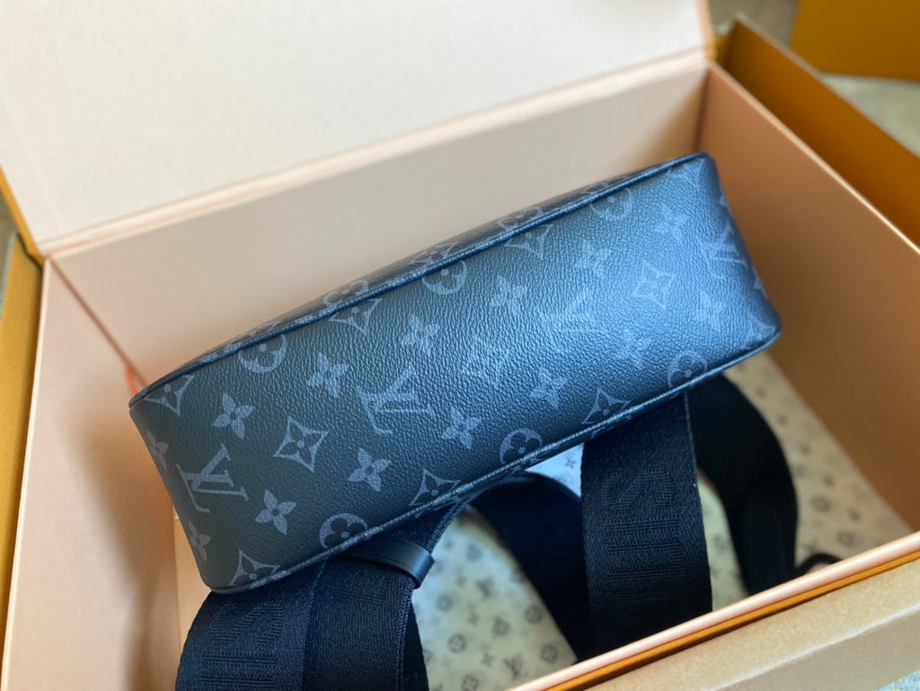 POCHETTE ACCESSOIRE XL 28 EN TOILE MONOGRAMME ECLIPSE NOIRE