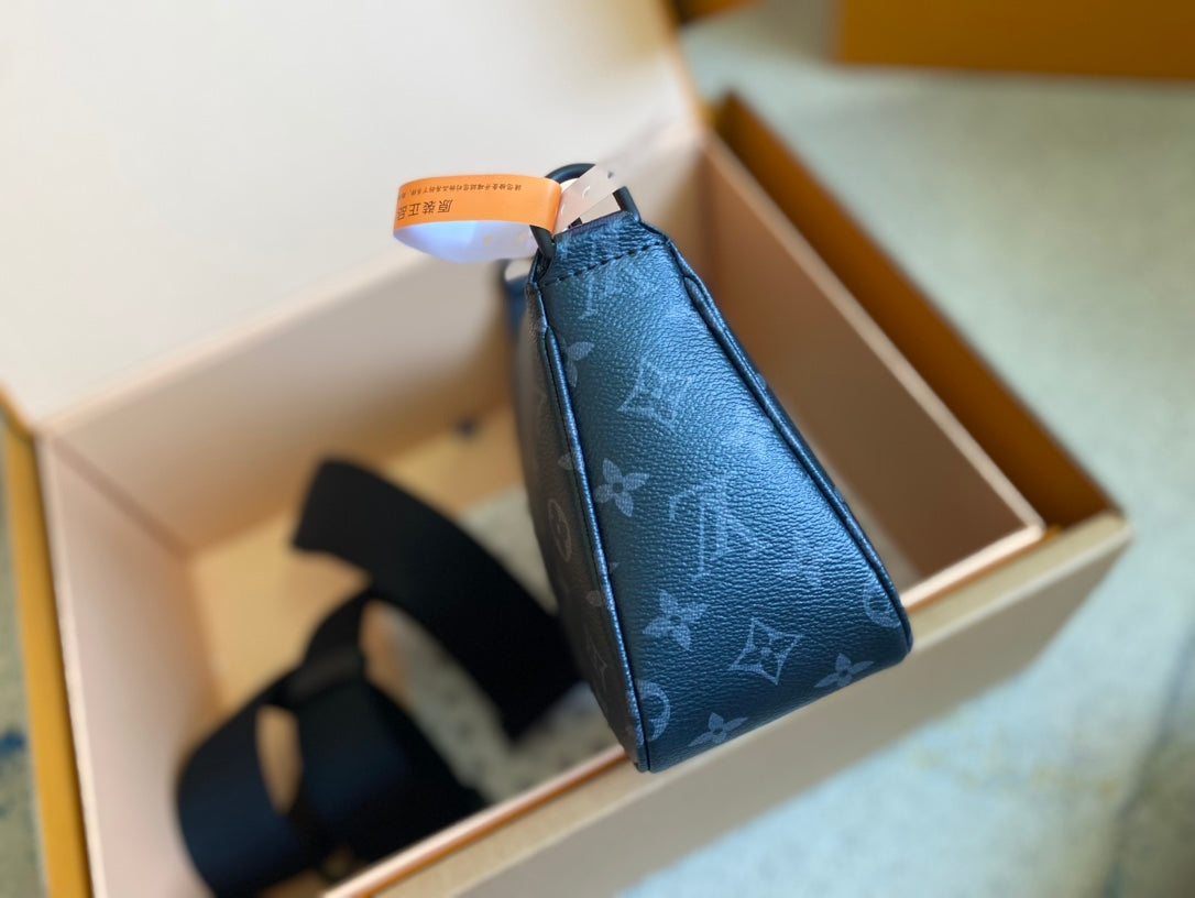 POCHETTE ACCESSOIRE XL 28 EN TOILE MONOGRAMME ECLIPSE NOIRE