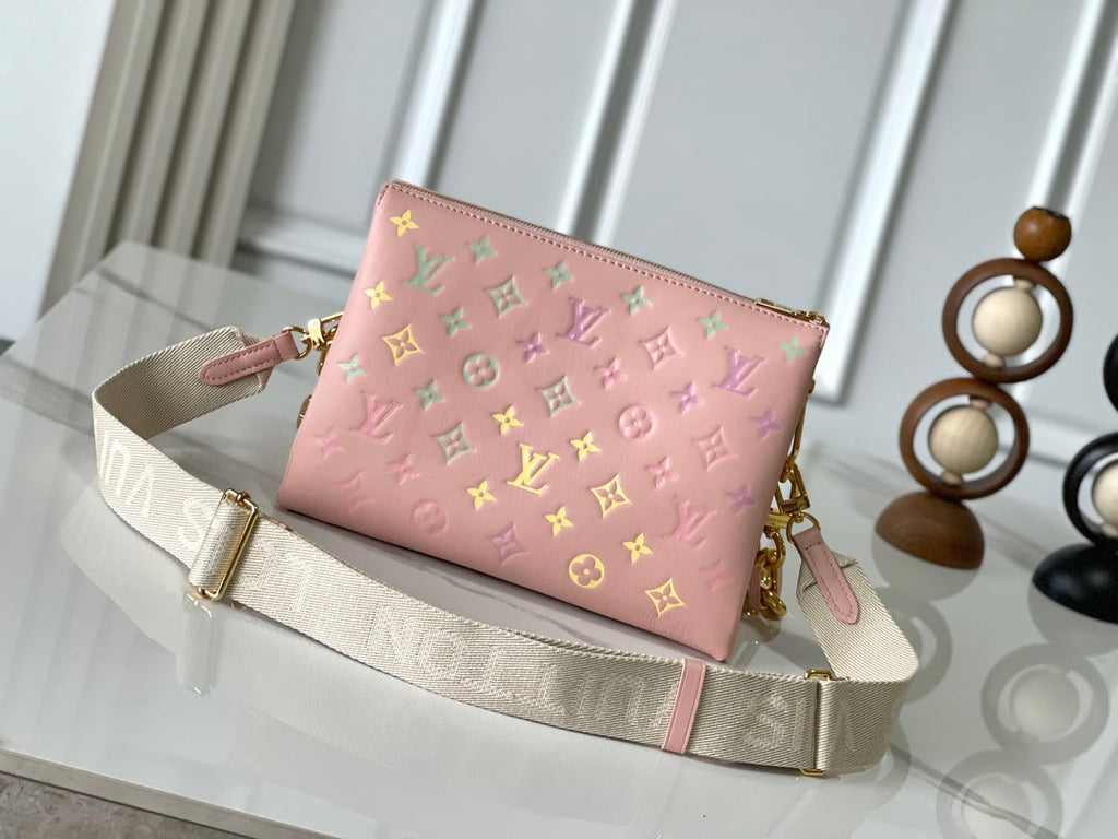 COUSSIN PM 26 EN AGNEAU EMBOSSÉ MONOGRAMME ROSE JASMIN