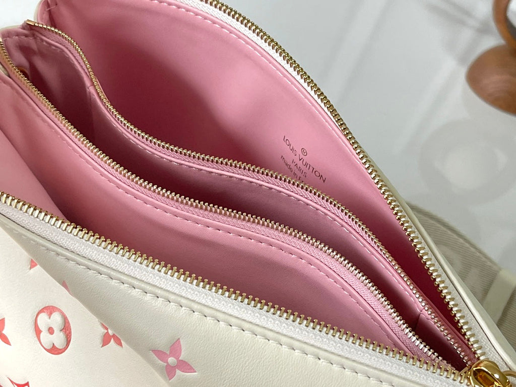 COUSSIN PM 26 EN CUIR D'AGNEAU ROUGE CRÈME AVEC MONOGRAMME EN RELIEF ET QUINCAILLERIE DORÉ
