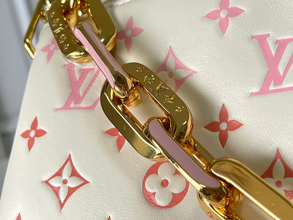 COUSSIN PM 26 EN CUIR D'AGNEAU ROUGE CRÈME AVEC MONOGRAMME EN RELIEF ET QUINCAILLERIE DORÉ