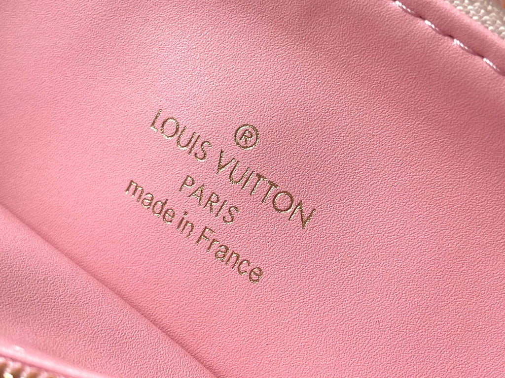 COUSSIN PM 26 EN CUIR D'AGNEAU ROUGE CRÈME AVEC MONOGRAMME EN RELIEF ET QUINCAILLERIE DORÉ