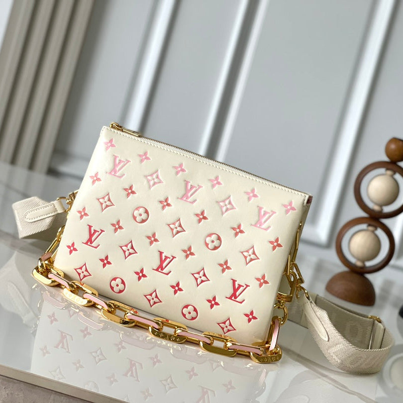 COUSSIN PM 26 EN CUIR D'AGNEAU ROUGE CRÈME AVEC MONOGRAMME EN RELIEF ET QUINCAILLERIE DORÉ