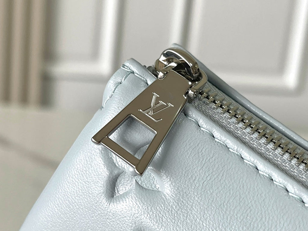 COUSSIN PM 26 EN CUIR D'AGNEAU GRIS AVEC MONOGRAMME EN RELIEF