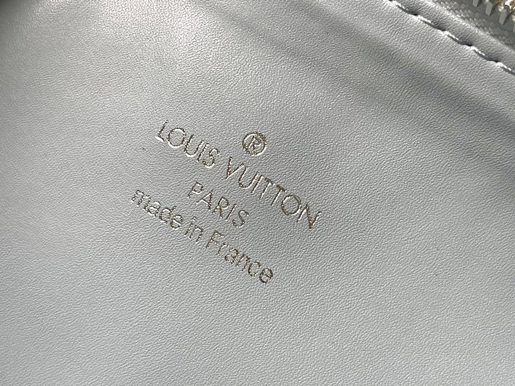 COUSSIN PM 26 EN CUIR D'AGNEAU GRIS AVEC MONOGRAMME EN RELIEF