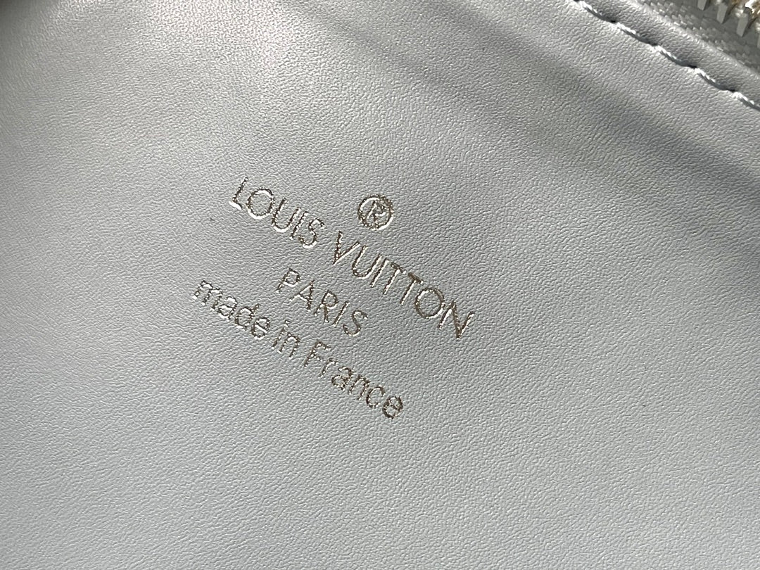COUSSIN PM 26 EN CUIR D'AGNEAU GRIS AVEC MONOGRAMME EN RELIEF