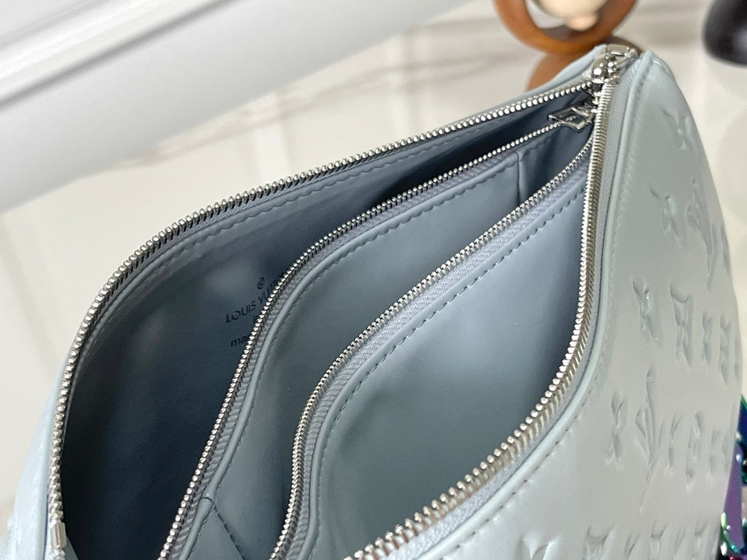 COUSSIN PM 26 EN CUIR D'AGNEAU GRIS AVEC MONOGRAMME EN RELIEF