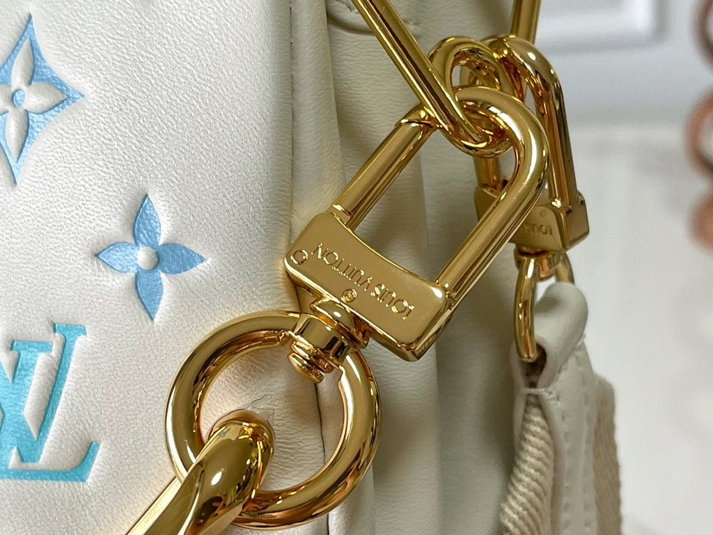 COUSSIN PM 26 EN CUIR D'AGNEAU BLANC ET BLEU AVEC MONOGRAMME EN RELIEF, QUINCAILLERIE DORÉ