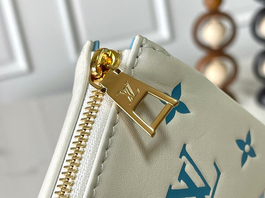 COUSSIN PM 26 EN CUIR D'AGNEAU BLANC ET BLEU AVEC MONOGRAMME EN RELIEF, QUINCAILLERIE DORÉ