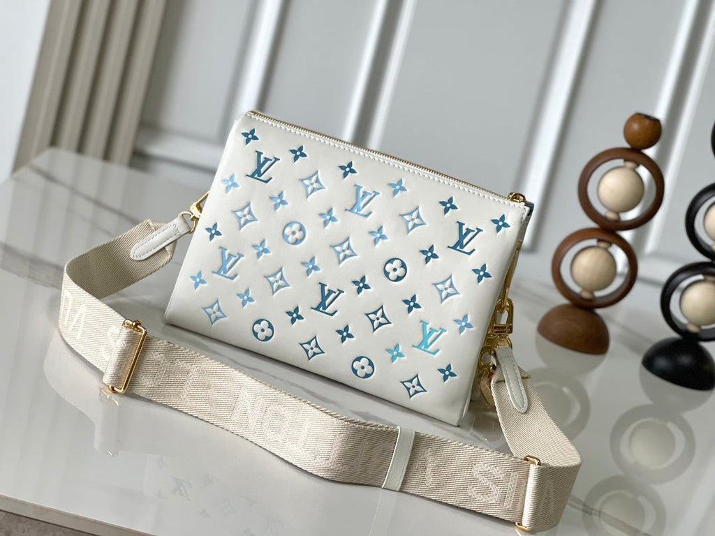 COUSSIN PM 26 EN CUIR D'AGNEAU BLANC ET BLEU AVEC MONOGRAMME EN RELIEF, QUINCAILLERIE DORÉ