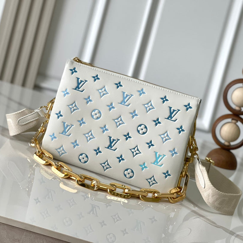 COUSSIN PM 26 EN CUIR D'AGNEAU BLANC ET BLEU AVEC MONOGRAMME EN RELIEF, QUINCAILLERIE DORÉ