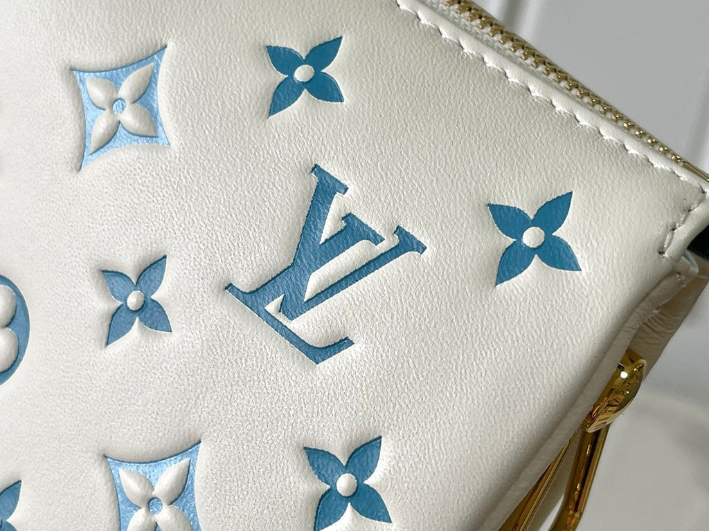 COUSSIN PM 26 EN CUIR D'AGNEAU BLANC ET BLEU AVEC MONOGRAMME EN RELIEF, QUINCAILLERIE DORÉ