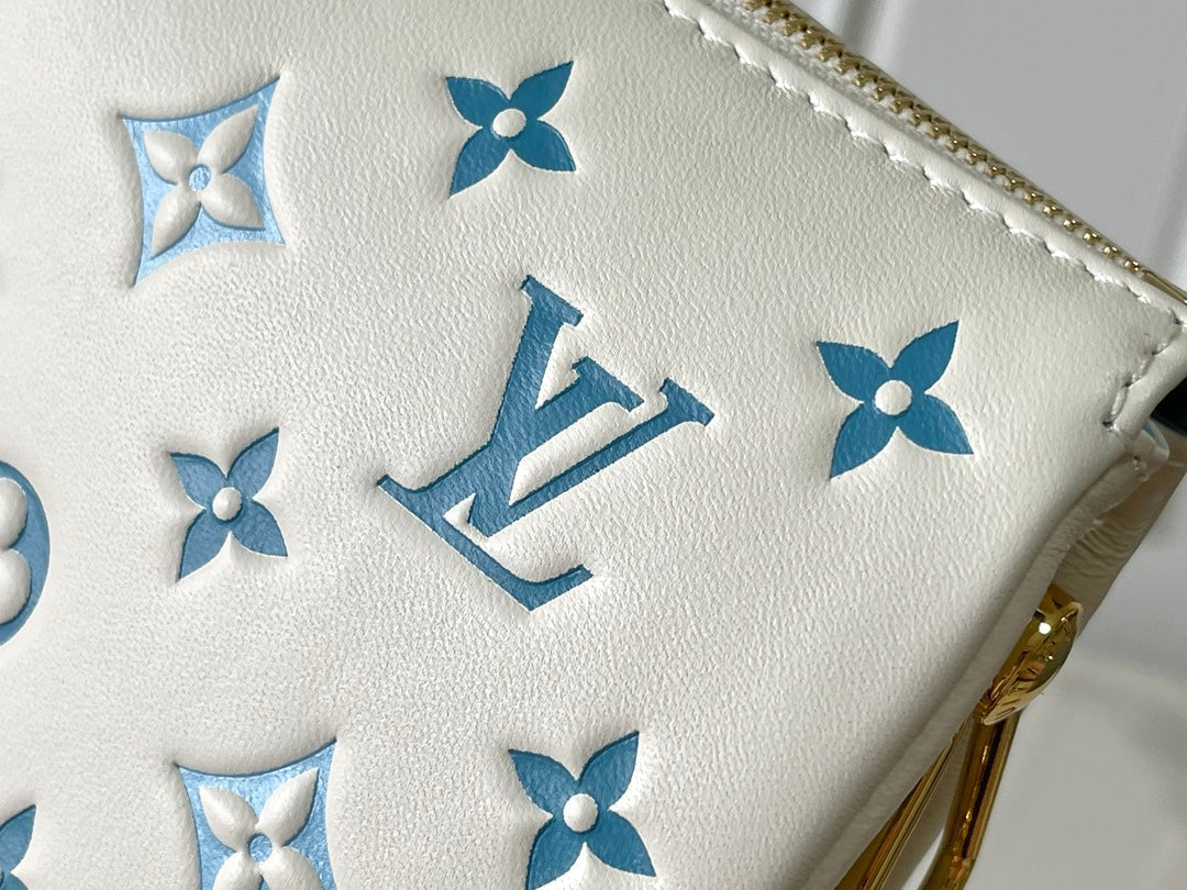 COUSSIN PM 26 EN CUIR D'AGNEAU BLANC ET BLEU AVEC MONOGRAMME EN RELIEF, QUINCAILLERIE DORÉ