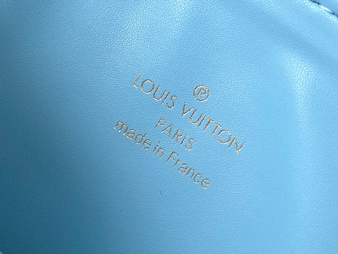 COUSSIN PM 26 EN CUIR D'AGNEAU BLANC ET BLEU AVEC MONOGRAMME EN RELIEF, QUINCAILLERIE DORÉ