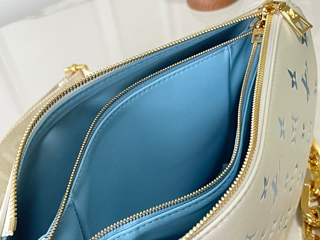 COUSSIN PM 26 EN CUIR D'AGNEAU BLANC ET BLEU AVEC MONOGRAMME EN RELIEF, QUINCAILLERIE DORÉ