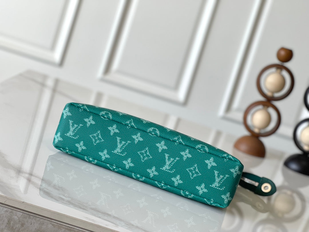 POCHETTE VOYAGE SOUPLE 32 EN TOILE MONOGRAMME VERTE HERITAGE
