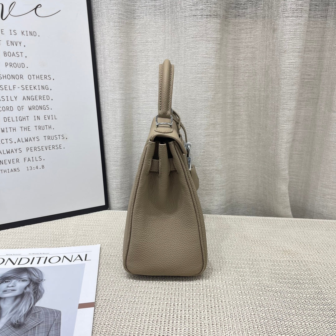HM KELLY 25CM GRIS TOURTERELLE CUIR TOGO QUINCAILLERIE ARGENTÉE