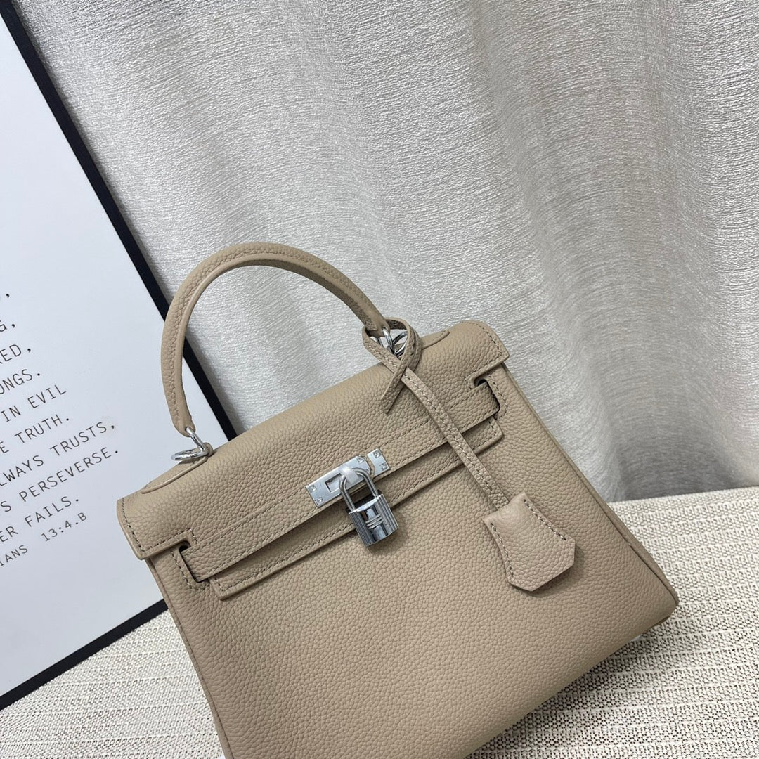 HM KELLY 25CM GRIS TOURTERELLE CUIR TOGO QUINCAILLERIE ARGENTÉE