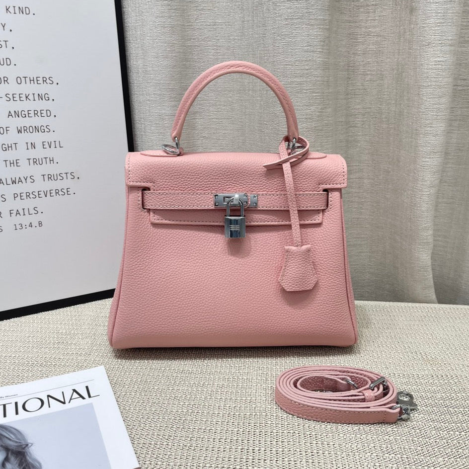 Sac à main HM Kelly 25 cm en cuir Togo rose pastel et accessoires argentés