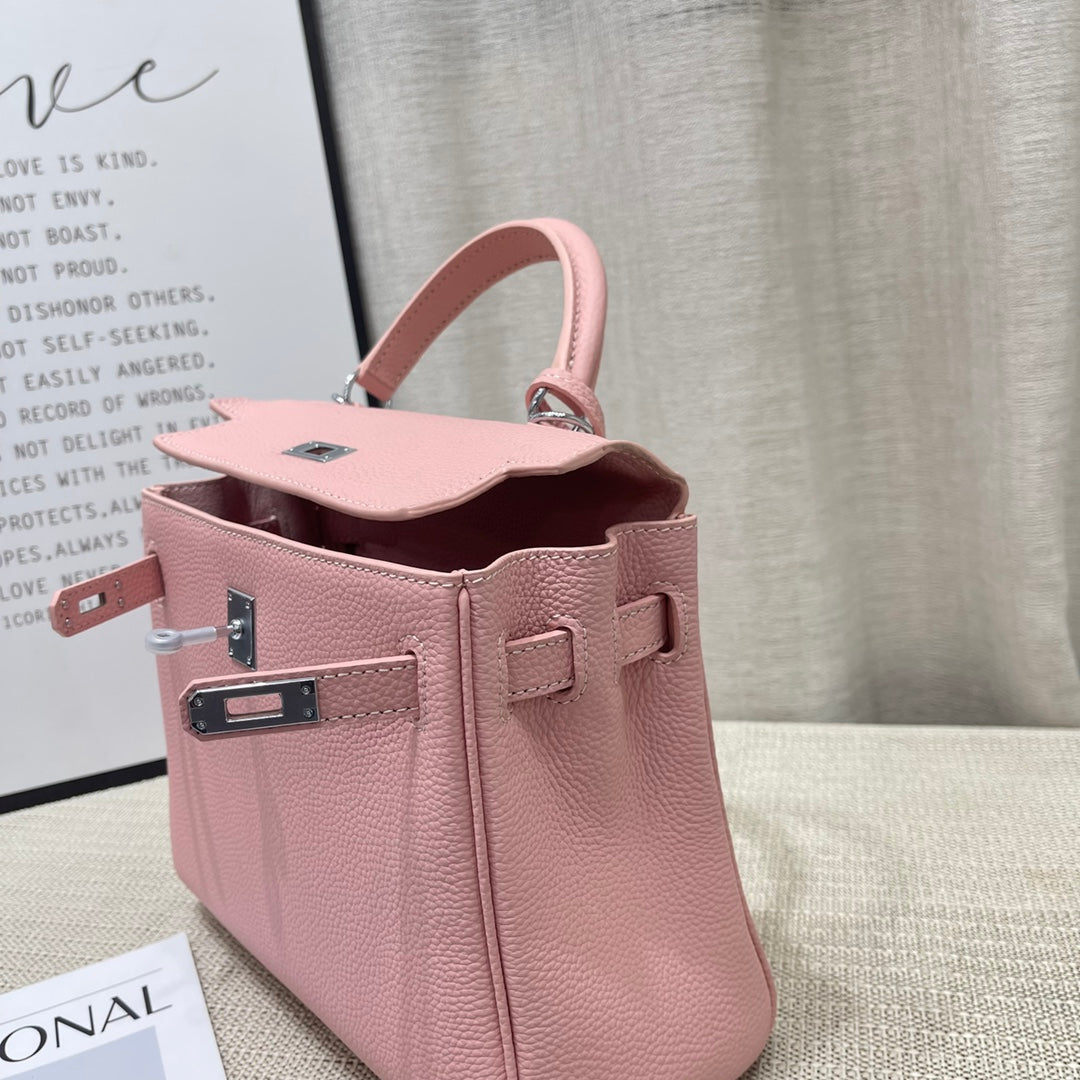 Sac à main HM Kelly 25 cm en cuir Togo rose pastel et accessoires argentés
