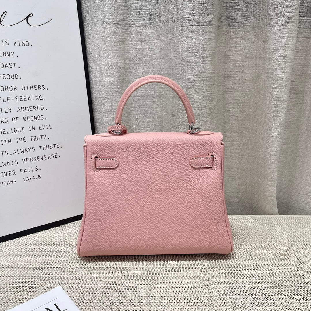 Sac à main HM Kelly 25 cm en cuir Togo rose pastel et accessoires argentés