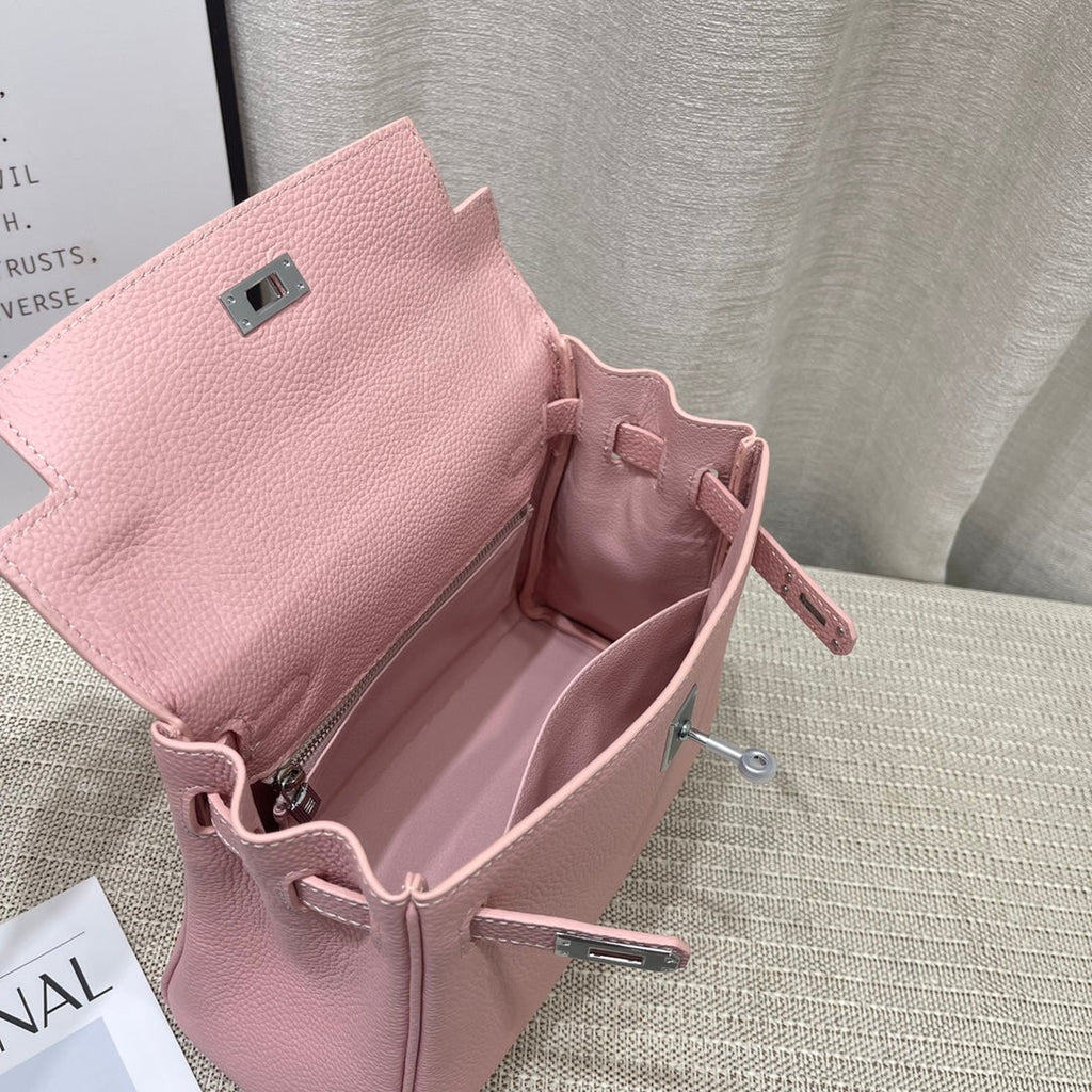 Sac à main HM Kelly 25 cm en cuir Togo rose pastel et accessoires argentés
