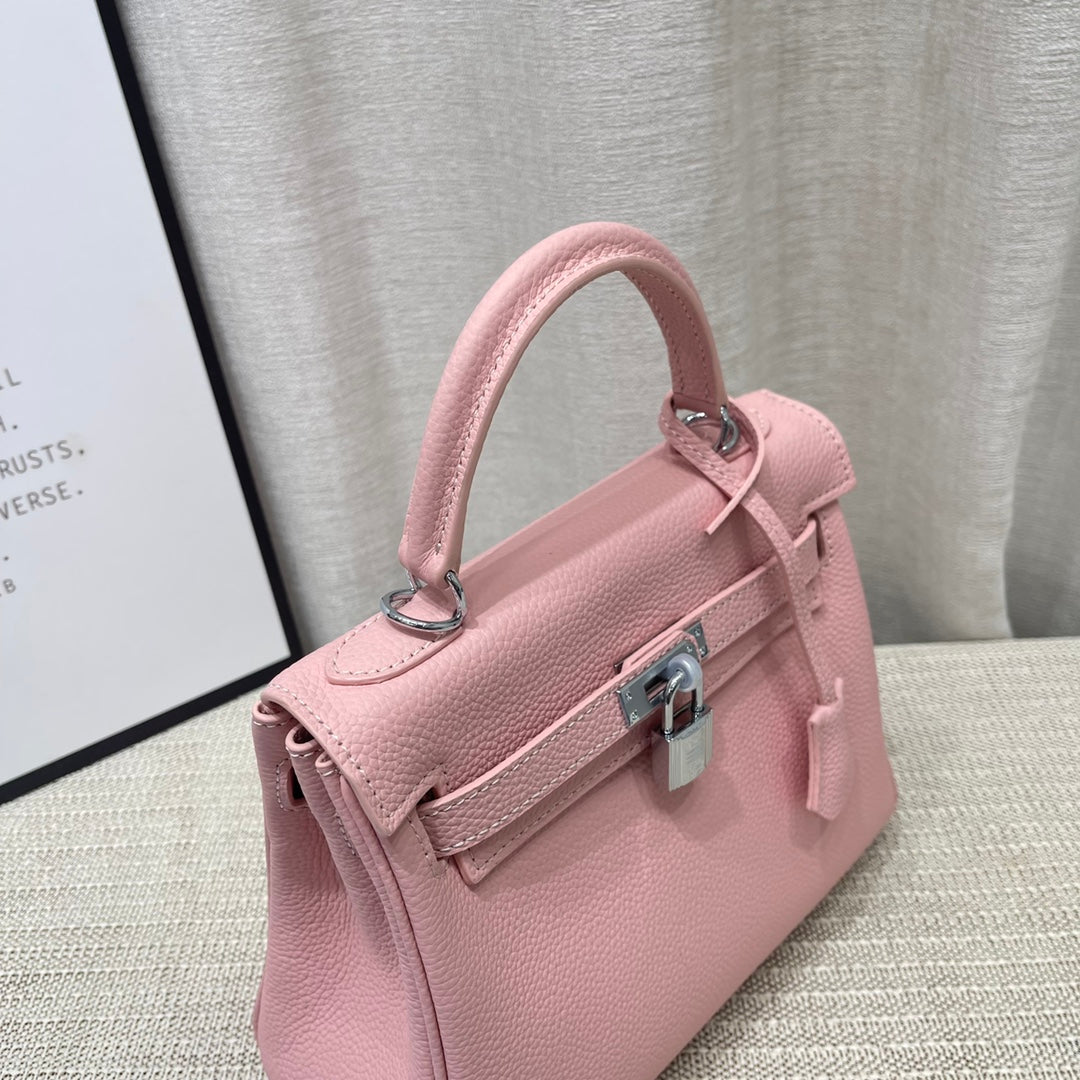 Sac à main HM Kelly 25 cm en cuir Togo rose pastel et accessoires argentés