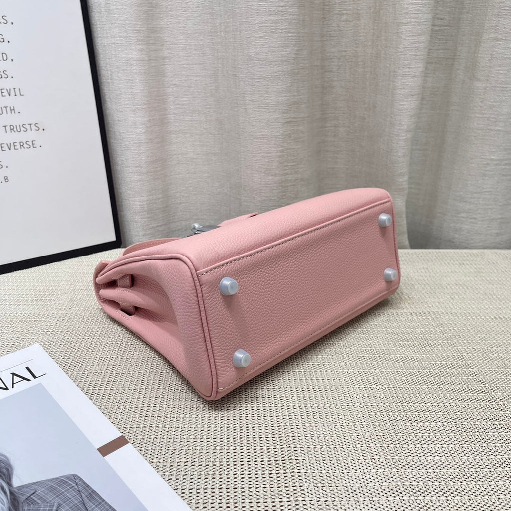 Sac à main HM Kelly 25 cm en cuir Togo rose pastel et accessoires argentés
