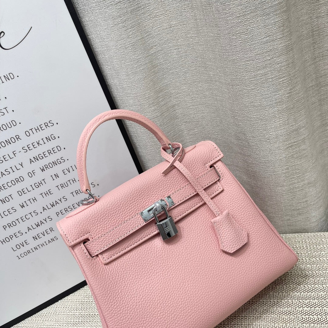 Sac à main HM Kelly 25 cm en cuir Togo rose pastel et accessoires argentés
