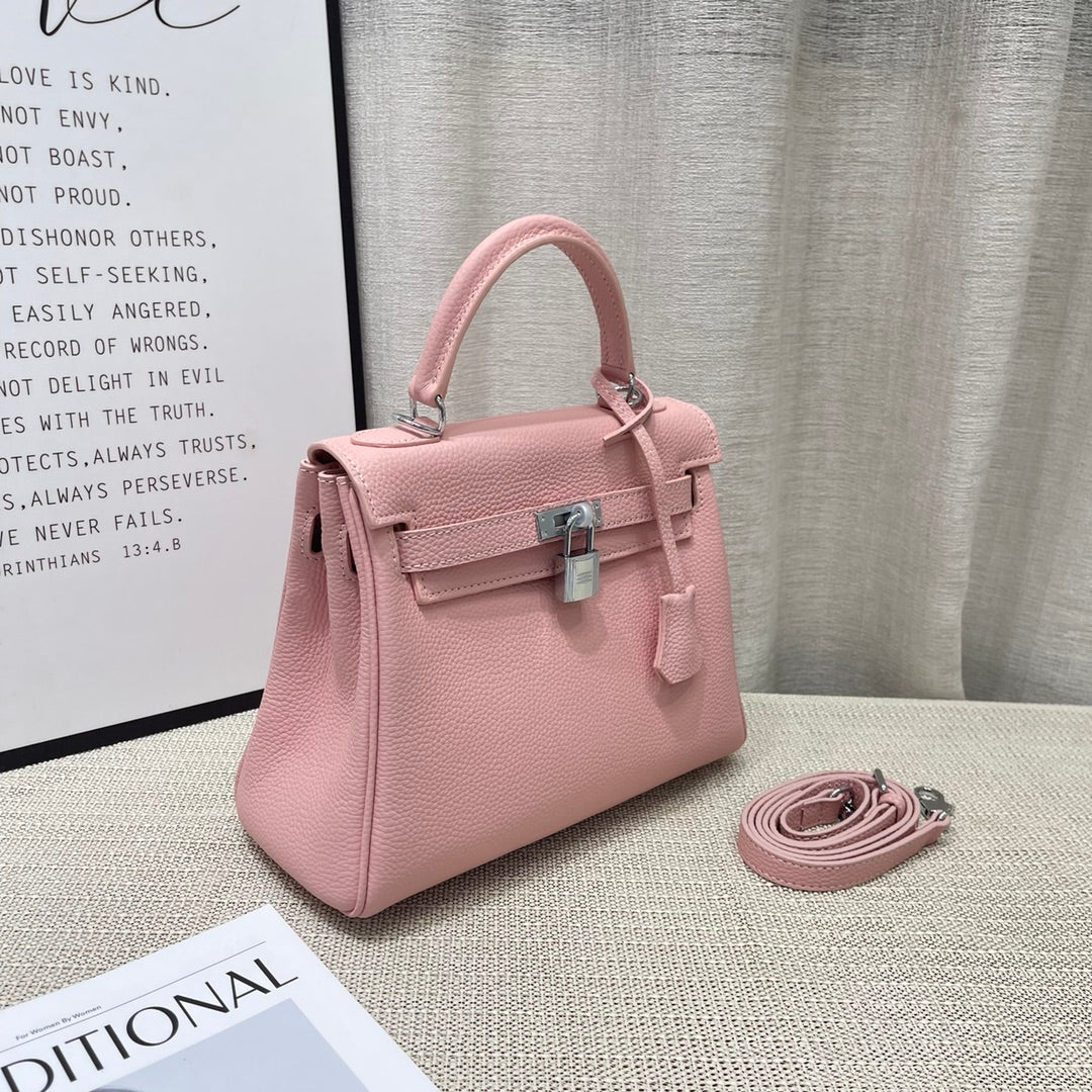Sac à main HM Kelly 25 cm en cuir Togo rose pastel et accessoires argentés