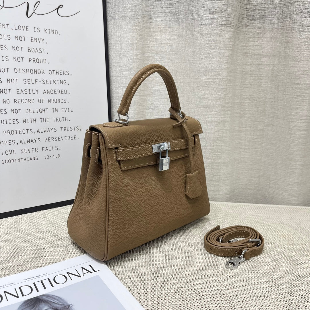 HM KELLY 25CM ÉTOUPÉE TOGO CUIR QUINCAILLERIE ARGENTÉE