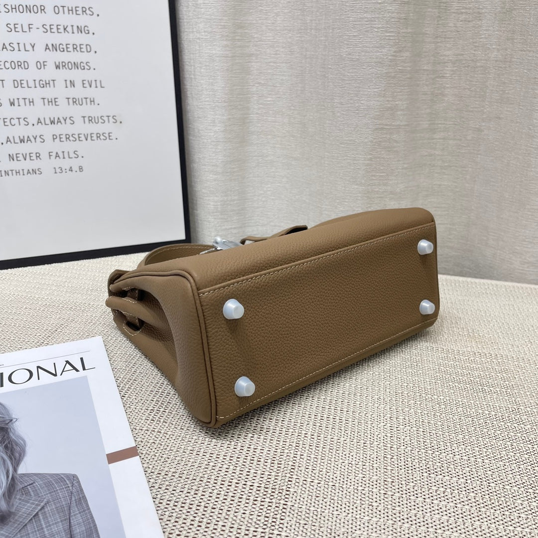 HM KELLY 25CM ÉTOUPÉE TOGO CUIR QUINCAILLERIE ARGENTÉE