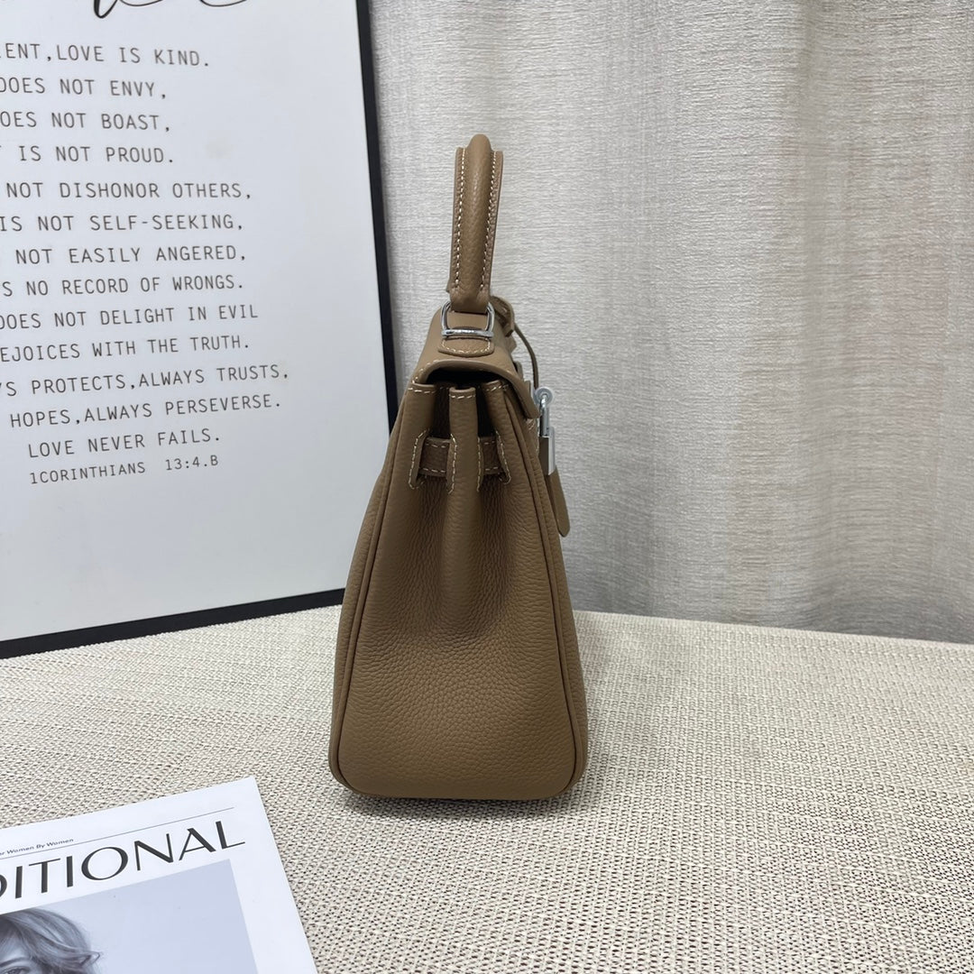 HM KELLY 25CM ÉTOUPÉE TOGO CUIR QUINCAILLERIE ARGENTÉE