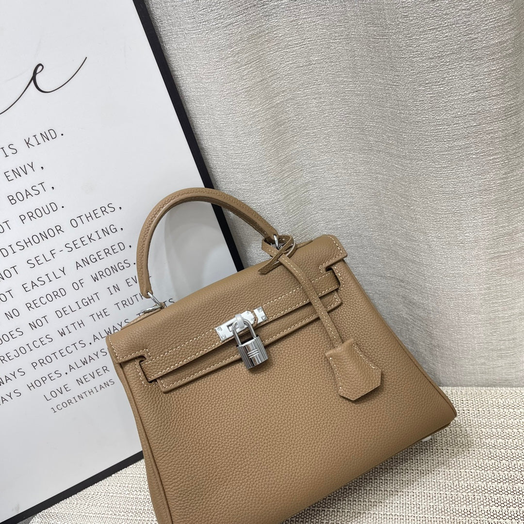 HM KELLY 25CM ÉTOUPÉE TOGO CUIR QUINCAILLERIE ARGENTÉE