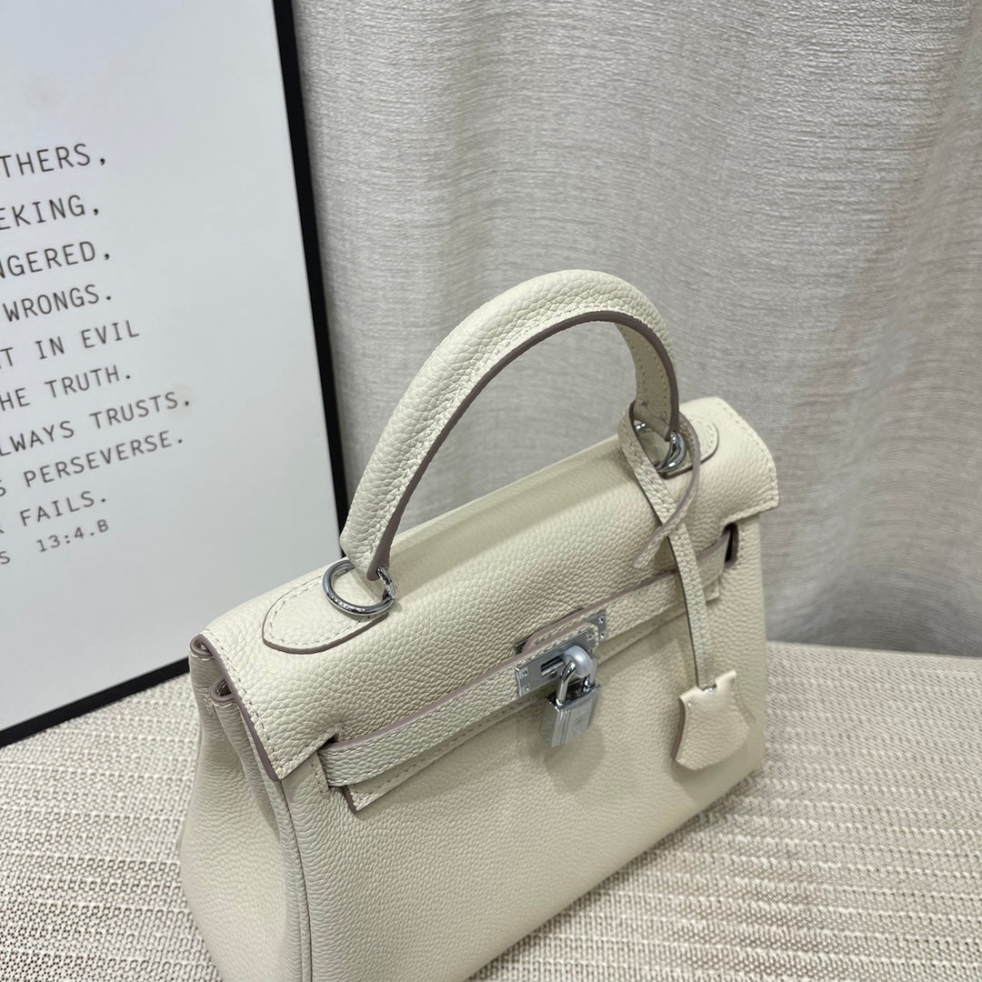 Sac HM Kelly 25 cm en cuir Togo crème, matériel argenté