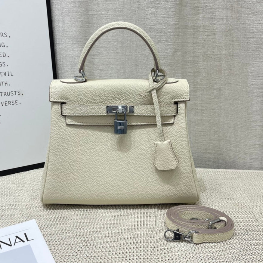 Sac HM Kelly 25 cm en cuir Togo crème, matériel argenté