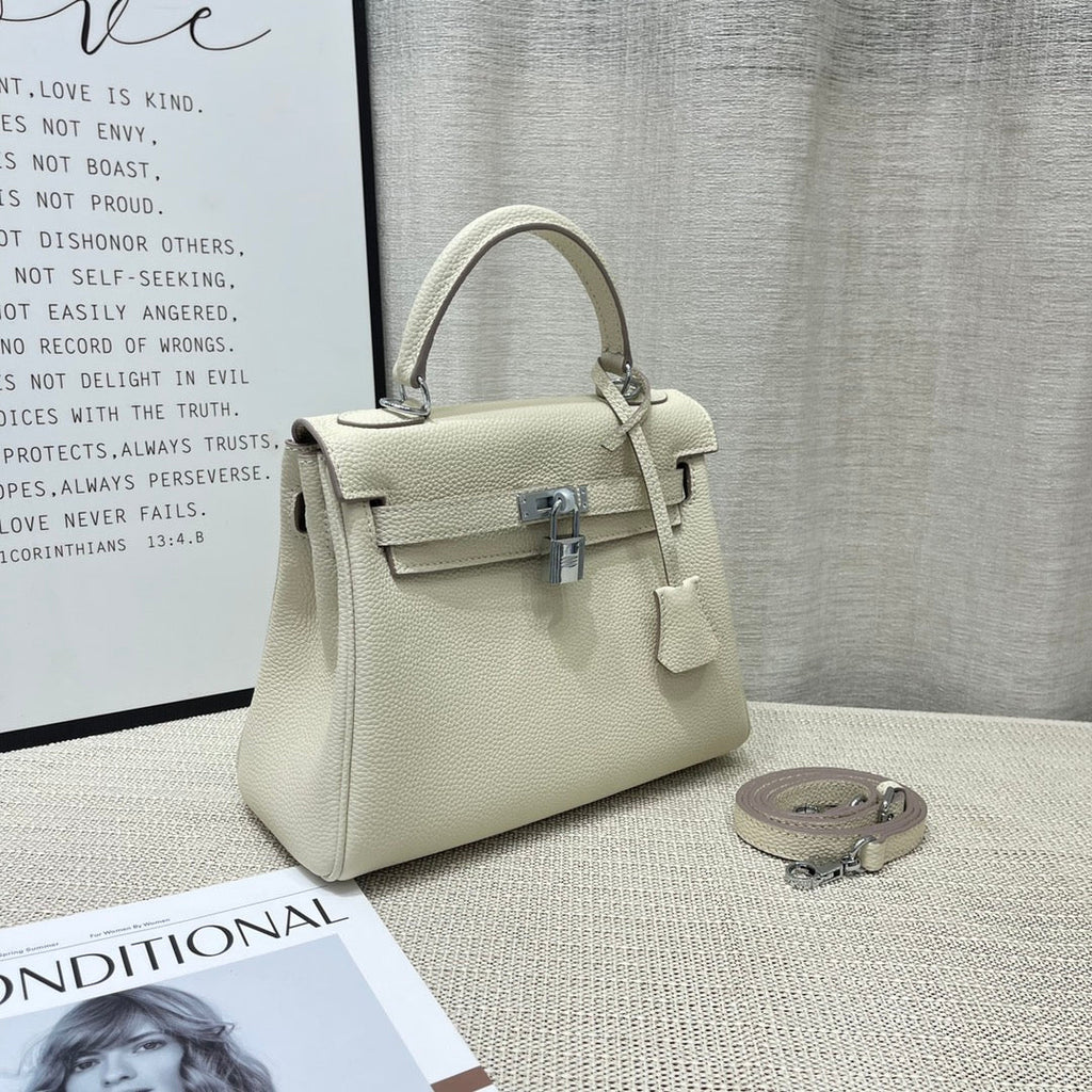 Sac HM Kelly 25 cm en cuir Togo crème, matériel argenté