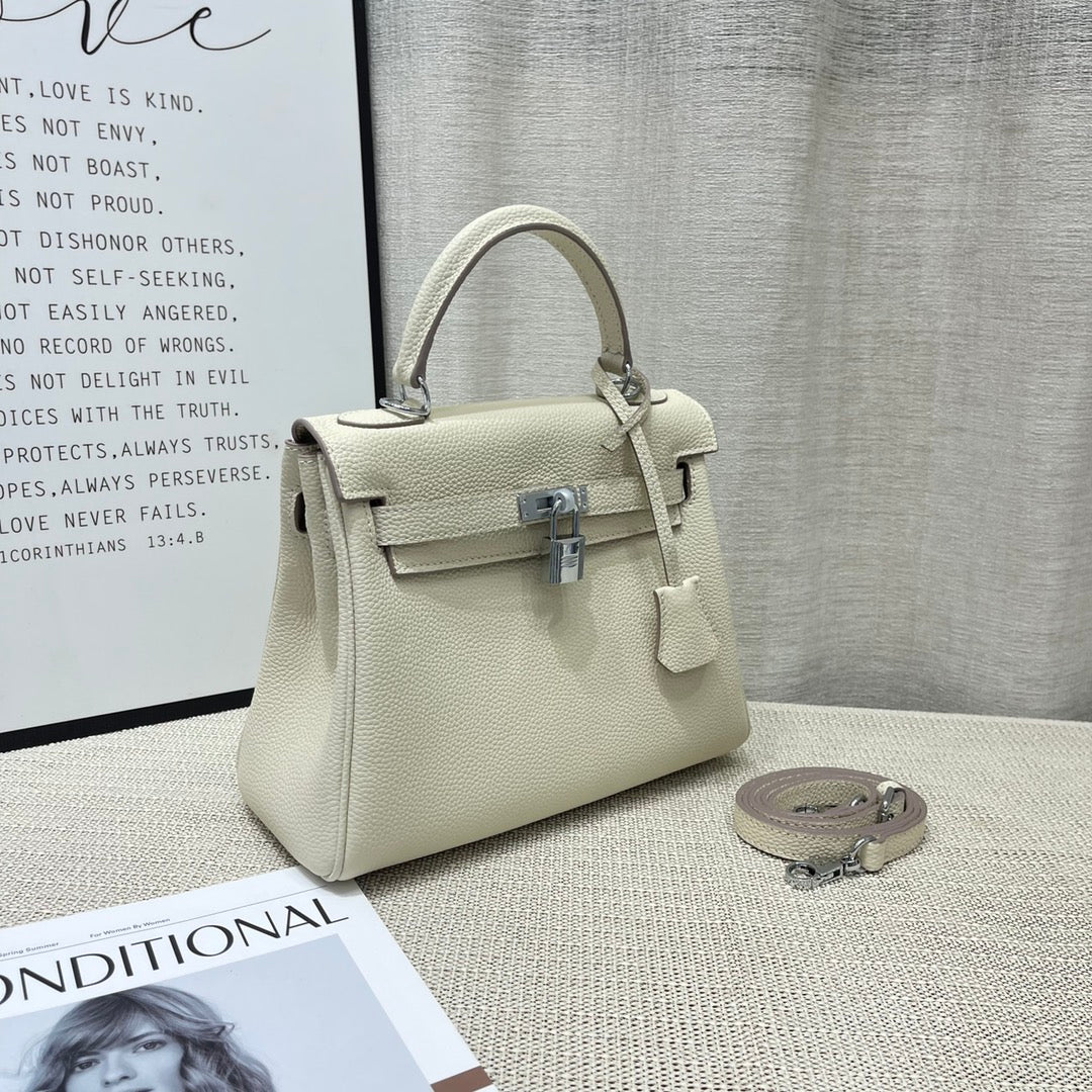 Sac HM Kelly 25 cm en cuir Togo crème, matériel argenté