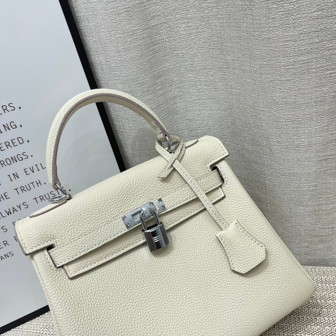 Sac HM Kelly 25 cm en cuir Togo crème, matériel argenté