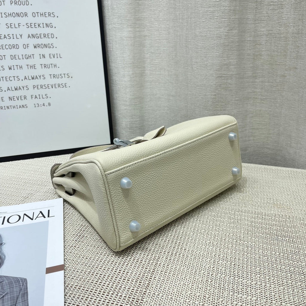 Sac HM Kelly 25 cm en cuir Togo crème, matériel argenté