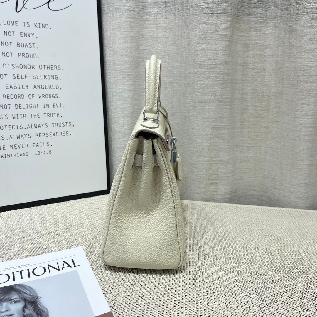 Sac HM Kelly 25 cm en cuir Togo crème, matériel argenté