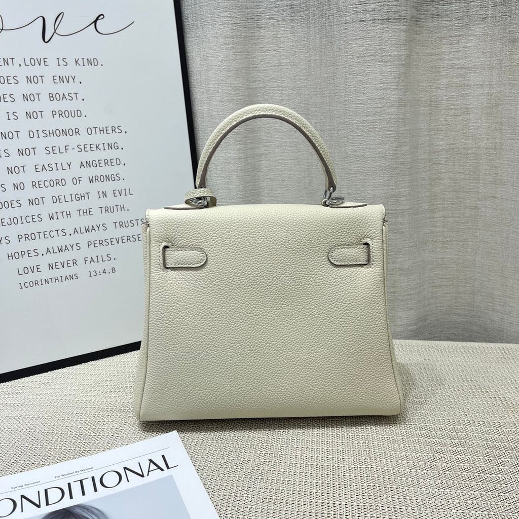 Sac HM Kelly 25 cm en cuir Togo crème, matériel argenté