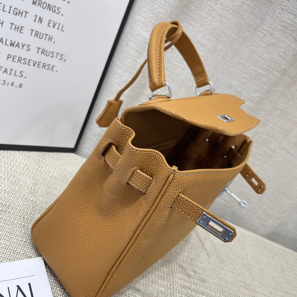 Sac HM Kelly 25 cm en cuir Togo marron et accessoires argentés