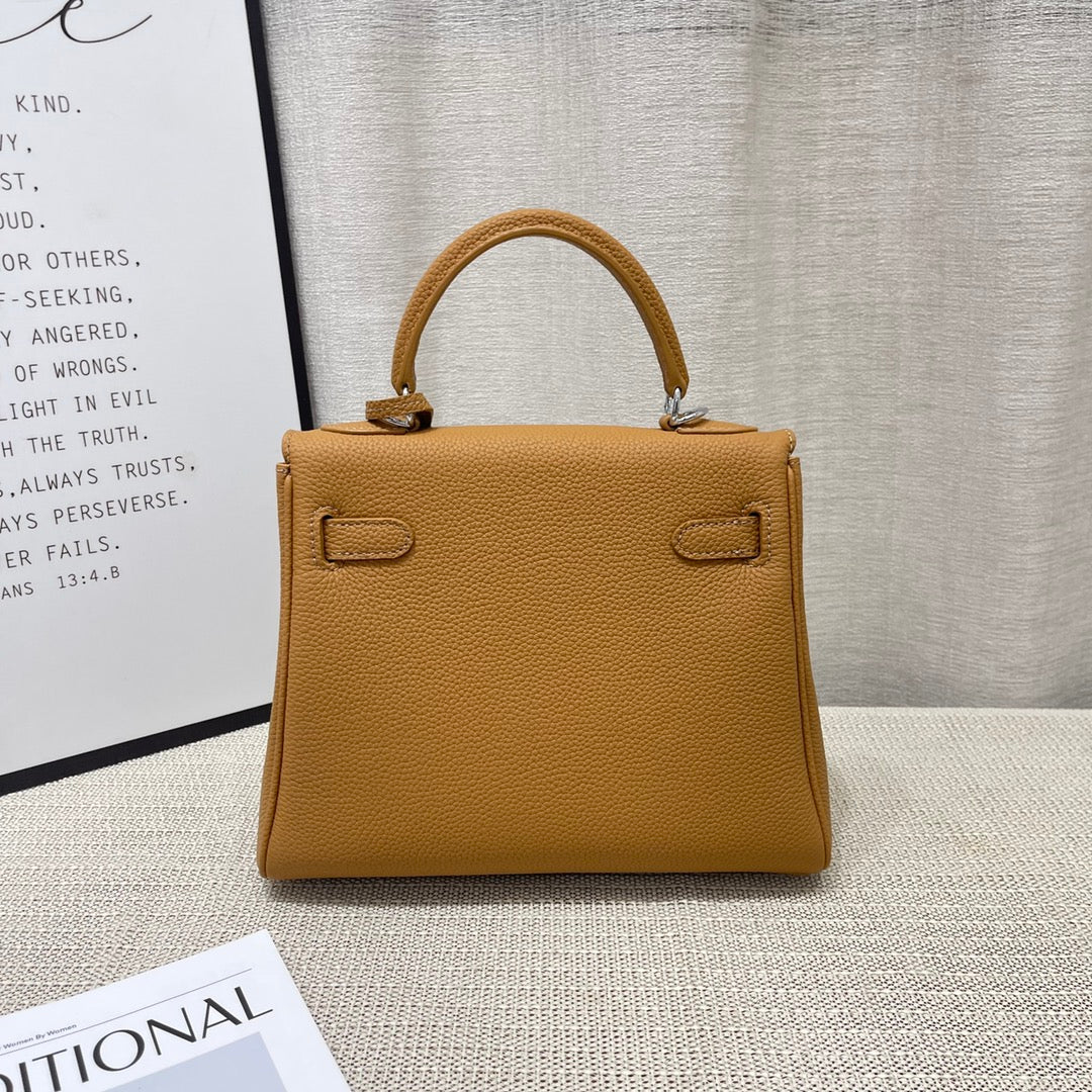 Sac HM Kelly 25 cm en cuir Togo marron et accessoires argentés