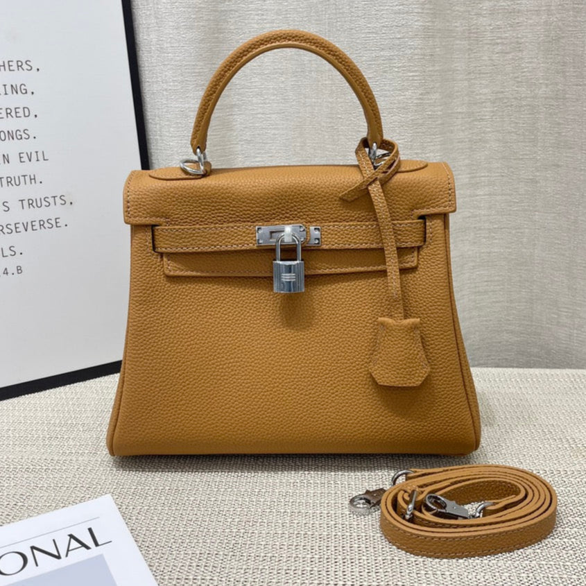 Sac HM Kelly 25 cm en cuir Togo marron et accessoires argentés