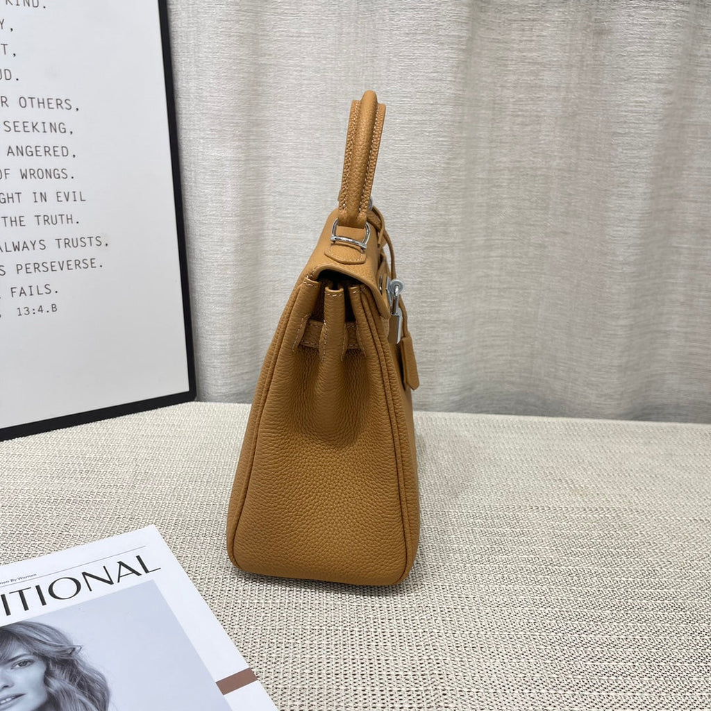 Sac HM Kelly 25 cm en cuir Togo marron et accessoires argentés