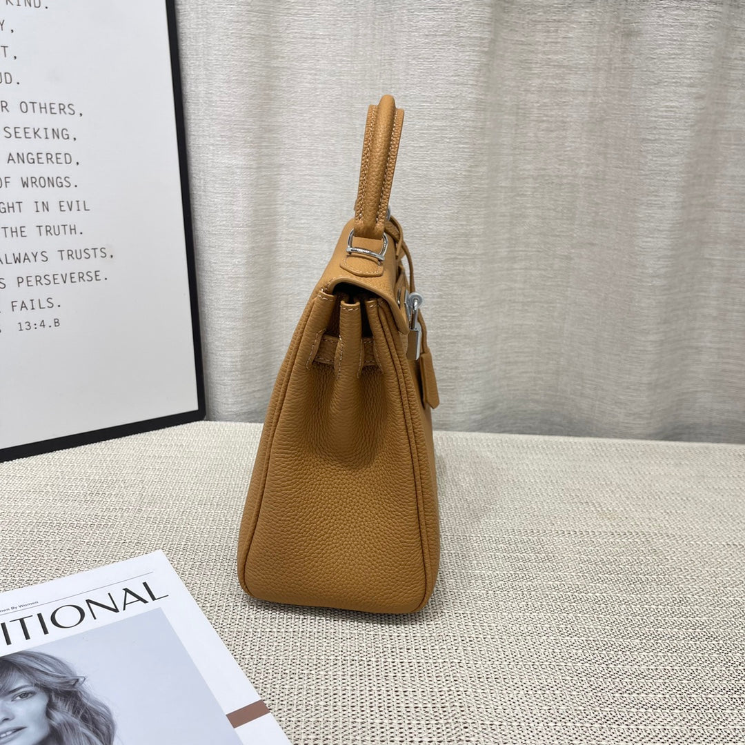 Sac HM Kelly 25 cm en cuir Togo marron et accessoires argentés