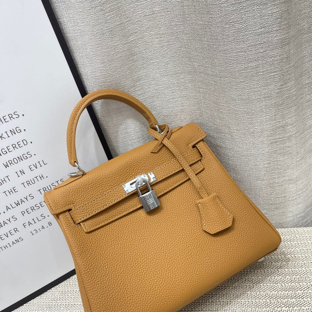 Sac HM Kelly 25 cm en cuir Togo marron et accessoires argentés