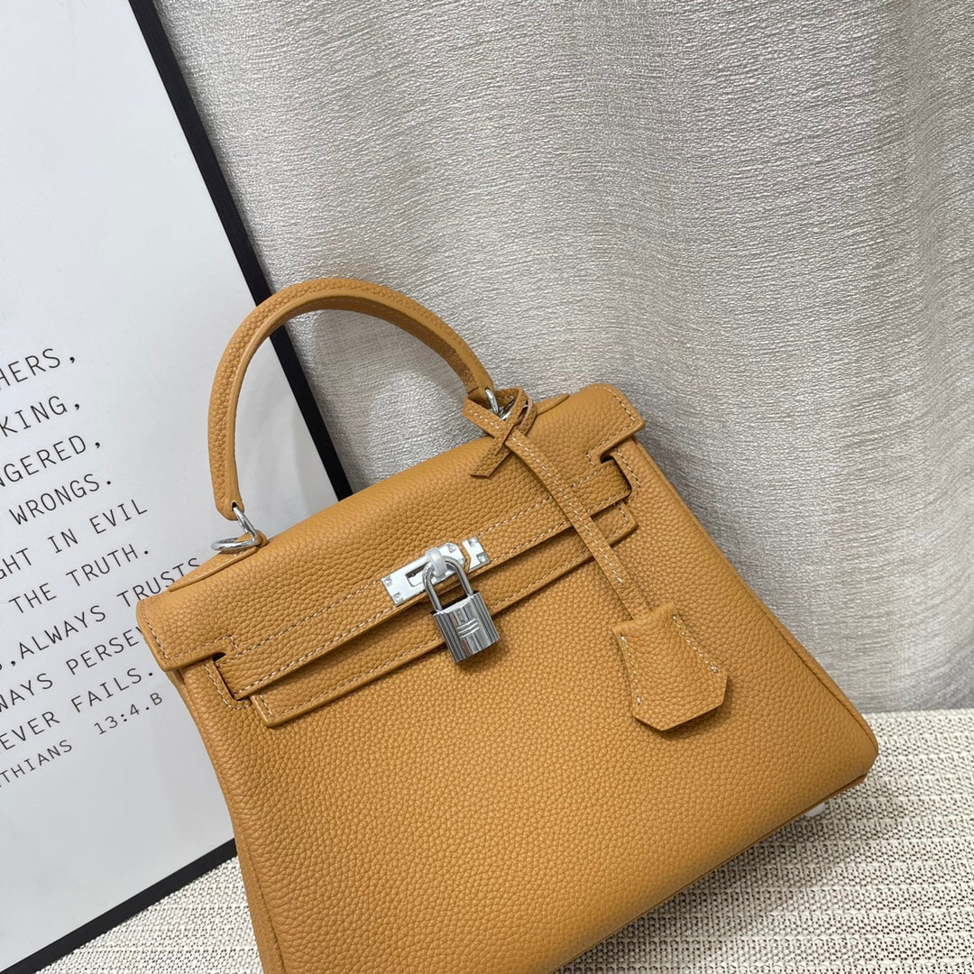 Sac HM Kelly 25 cm en cuir Togo marron et accessoires argentés