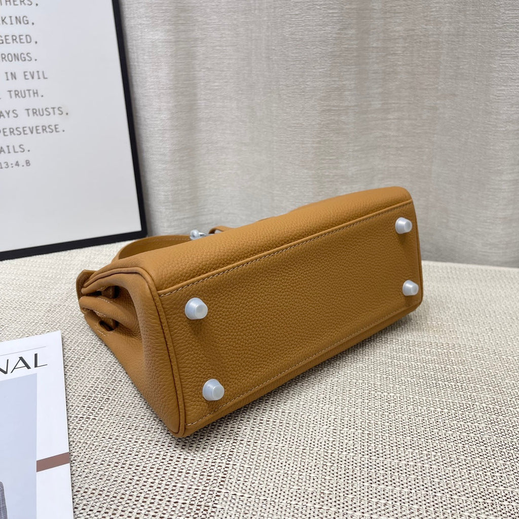 Sac HM Kelly 25 cm en cuir Togo marron et accessoires argentés